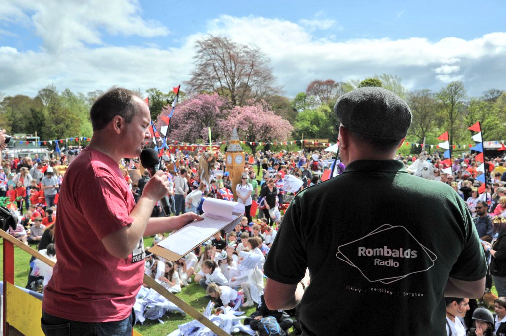 alexbcann's tweet image. Fab afternoon so far at @IlkleyCarnival! Good to see @Suzanne_APR @_RobbieMoore @markilk and the Ilkley Town Crier Isabel Ashman presenting the certificates. Fantastic effort from all the local schools and organisations in the parade. #ilkley @RombaldsRadio @IlkleyChat