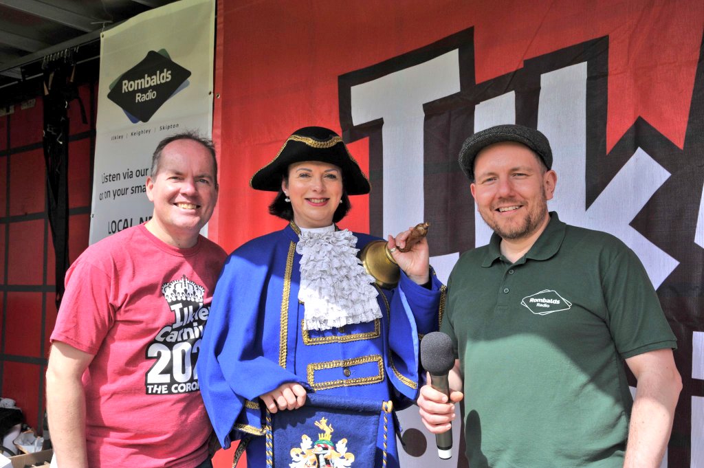 alexbcann's tweet image. Fab afternoon so far at @IlkleyCarnival! Good to see @Suzanne_APR @_RobbieMoore @markilk and the Ilkley Town Crier Isabel Ashman presenting the certificates. Fantastic effort from all the local schools and organisations in the parade. #ilkley @RombaldsRadio @IlkleyChat