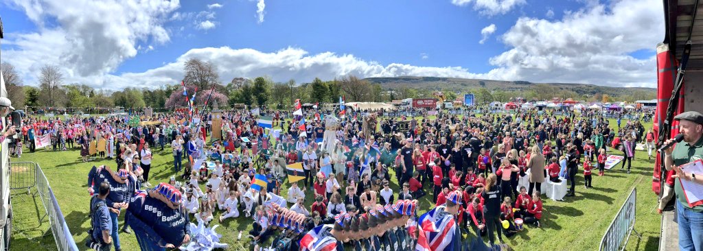 alexbcann's tweet image. Fab afternoon so far at @IlkleyCarnival! Good to see @Suzanne_APR @_RobbieMoore @markilk and the Ilkley Town Crier Isabel Ashman presenting the certificates. Fantastic effort from all the local schools and organisations in the parade. #ilkley @RombaldsRadio @IlkleyChat