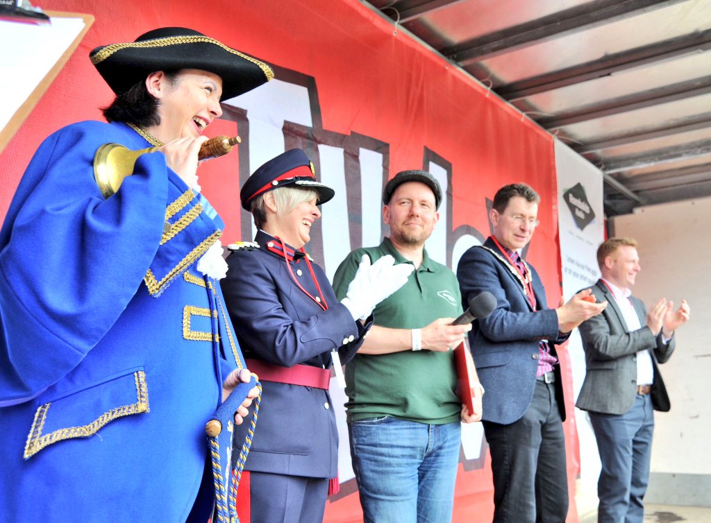 alexbcann's tweet image. Fab afternoon so far at @IlkleyCarnival! Good to see @Suzanne_APR @_RobbieMoore @markilk and the Ilkley Town Crier Isabel Ashman presenting the certificates. Fantastic effort from all the local schools and organisations in the parade. #ilkley @RombaldsRadio @IlkleyChat