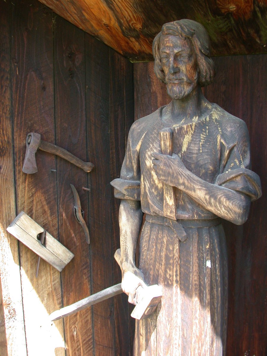 MadonnaHouse's tweet photo. May 1st: Memorial of St.  Joseph the Worker, celebrating the dignity of work he models for us. 
Here is a statue of #StJoseph in MH #Combermere near our wood shed. He inspires volunteers who chop a lot of wood to help us through our long Canadian winters! https://t.co/koDjOU4dYr