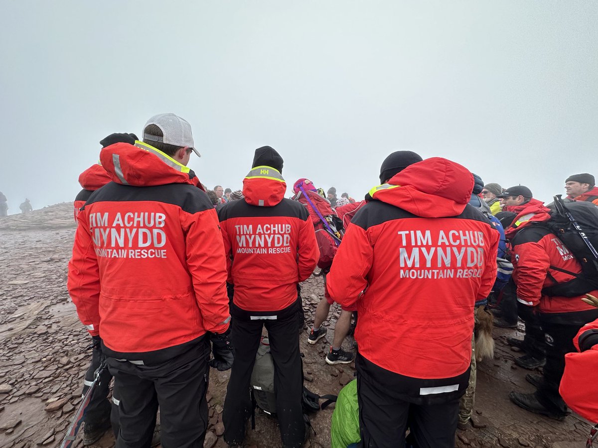 Western_Beacons's tweet photo. Service at summit of Pen y Fan today to remember Mike Rudall, our Team Leader who made the ultimate sacrifice, his life whilst on a rescue 40 years ago today. @MountainResqUK https://t.co/bakrPV3ykc