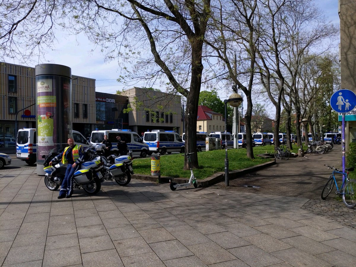 Am Ende der Demonstration entschieden die Bullen, dass es zu gut gelaufen ist und begannen, Menschen festzunehmen, weil sie ihr Gesicht gegen die staatliche Massenüberwachung verdeckt hatten #Dresden #dd0105