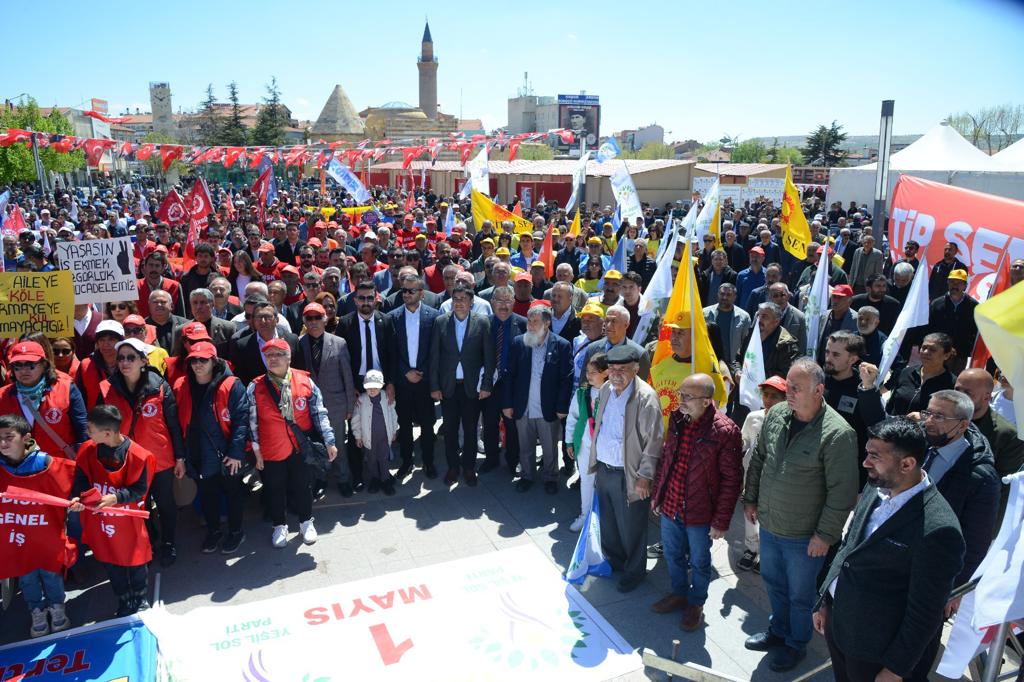 Devakirsehir's tweet photo. 1 Mayıs Emek ve Dayanışma Günü Kutlu Olsun...
Birlikte DEVA var!  "İlk turda bitirelim" https://t.co/mDz5LY2BrC