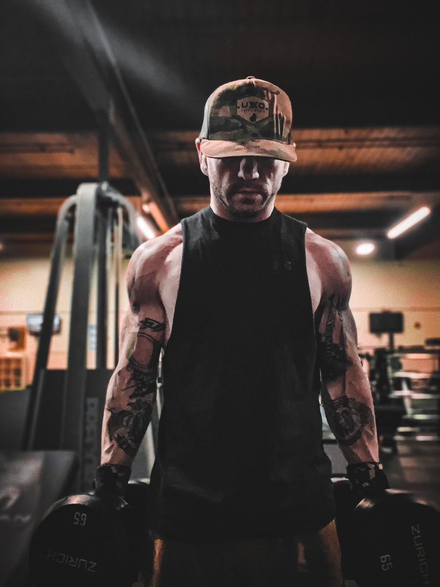 EDayAmerican's tweet photo. Silence your inner critic and become the 2.0 version of yourself #fitness #5amclub #transformation #bodybuilding #GoalSetting https://t.co/4Lg6kysJQZ