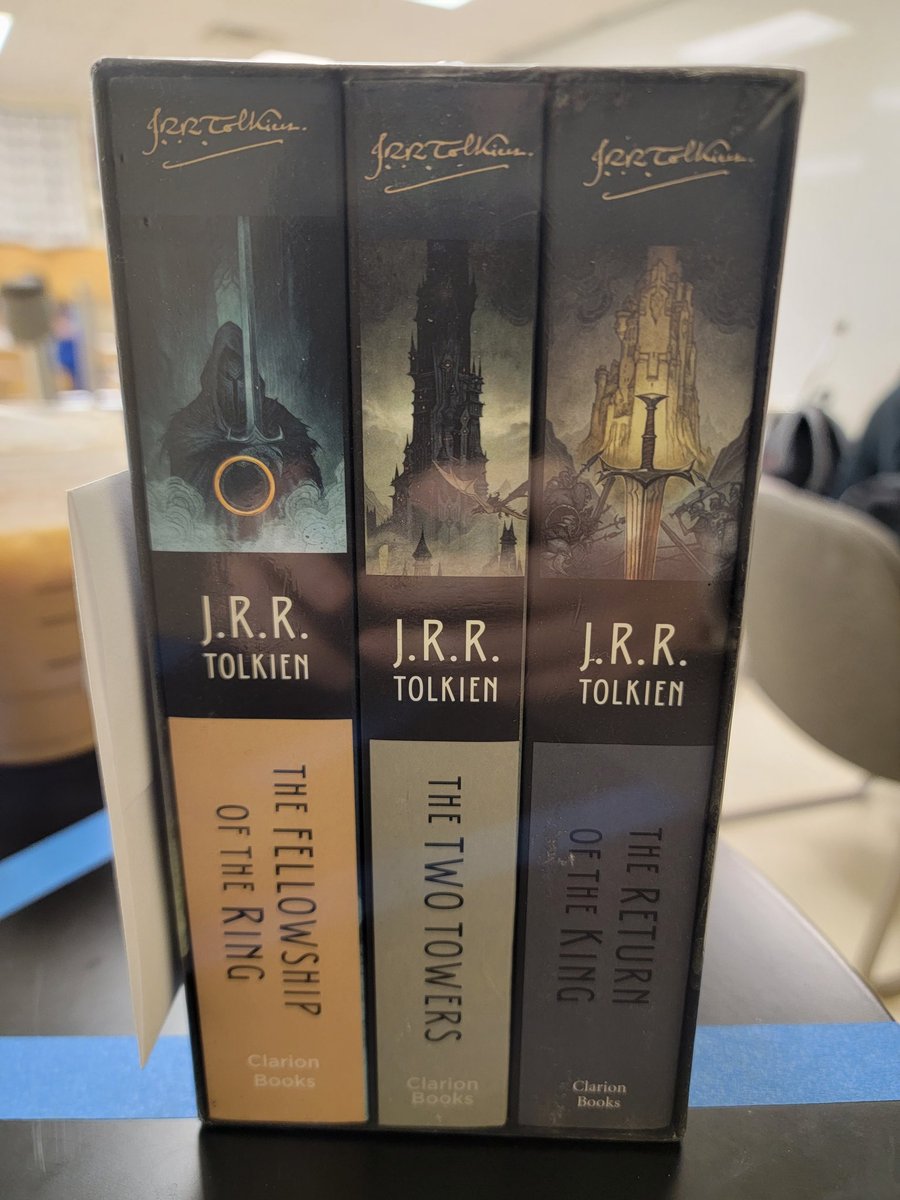 A very special person saw that one of my EL students was keeping his library book all year and was reluctant to return it. He asked how much $ it would be if he kept it bc he really liked the book, but in the end, he returned it. She just came in to gift him this😭 ❤️