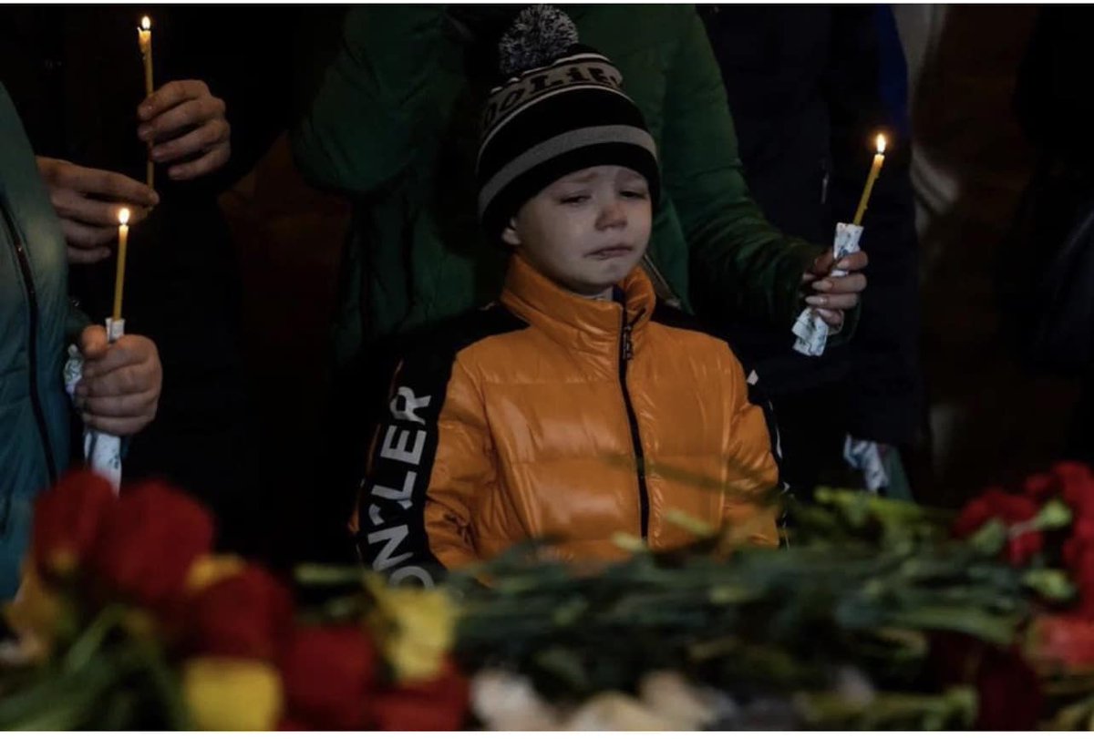 stefsiohan's tweet photo. A Uman dimanche, le petit Misha Shulga pleure aux funérailles de sa soeur Sofia, 11 ans, et de son frère Kirill, 17 ans, tués par le missile russe qui a frappé un immeuble de Uman le 28 avril #UkraineRussiaWar️ https://t.co/Vz0lNBCmfZ