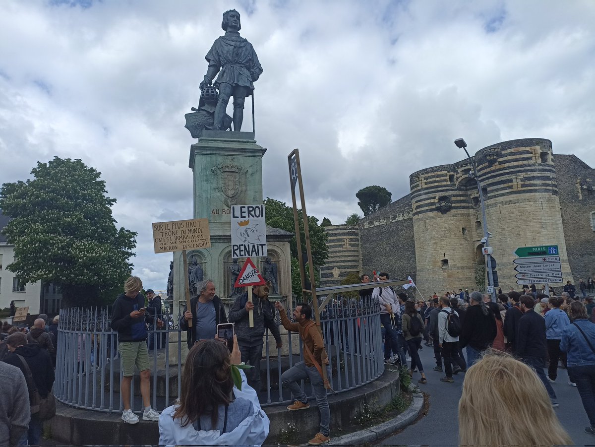 #1erMai2023 #1erMaiUnitaire 
#greve1ermai 
A Angers, la manif passe ce matin au pied du château du roi René. Une pancarte raille Manu, le roi renaît aux côtés d'une guillotine.
Plus de 10.000 manifestants. Jour de grande mobilisation festive, avec plein d'enfants