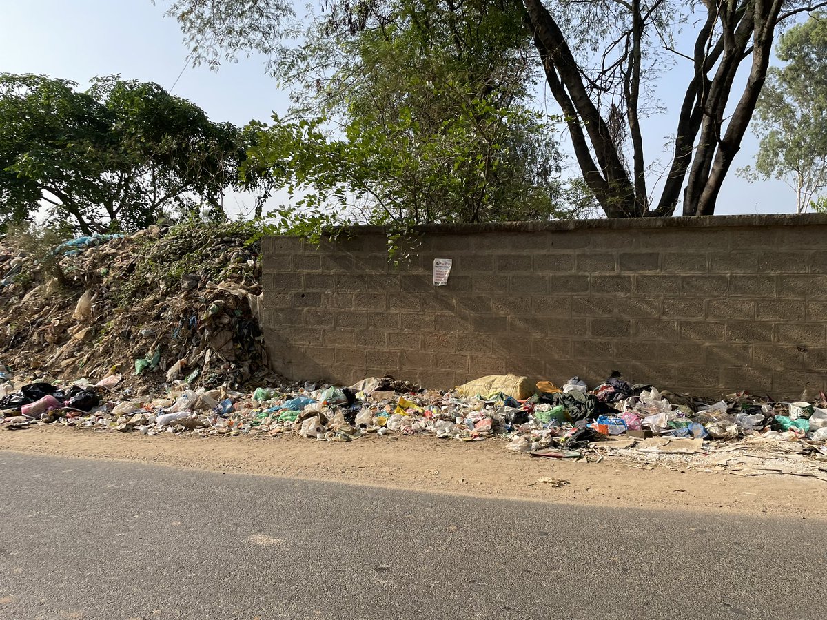 rjviz's tweet photo. @BJP4Karnataka we voted for BJP in Mahadevpura constituency last time in the hope that our issues will be addressed. See these images of garbage dump, have raised this issue multiple times, but no action.

How can you expect the folks of Chikagubbi, Kothanur to vote BJP again https://t.co/LKs8W9HsTx