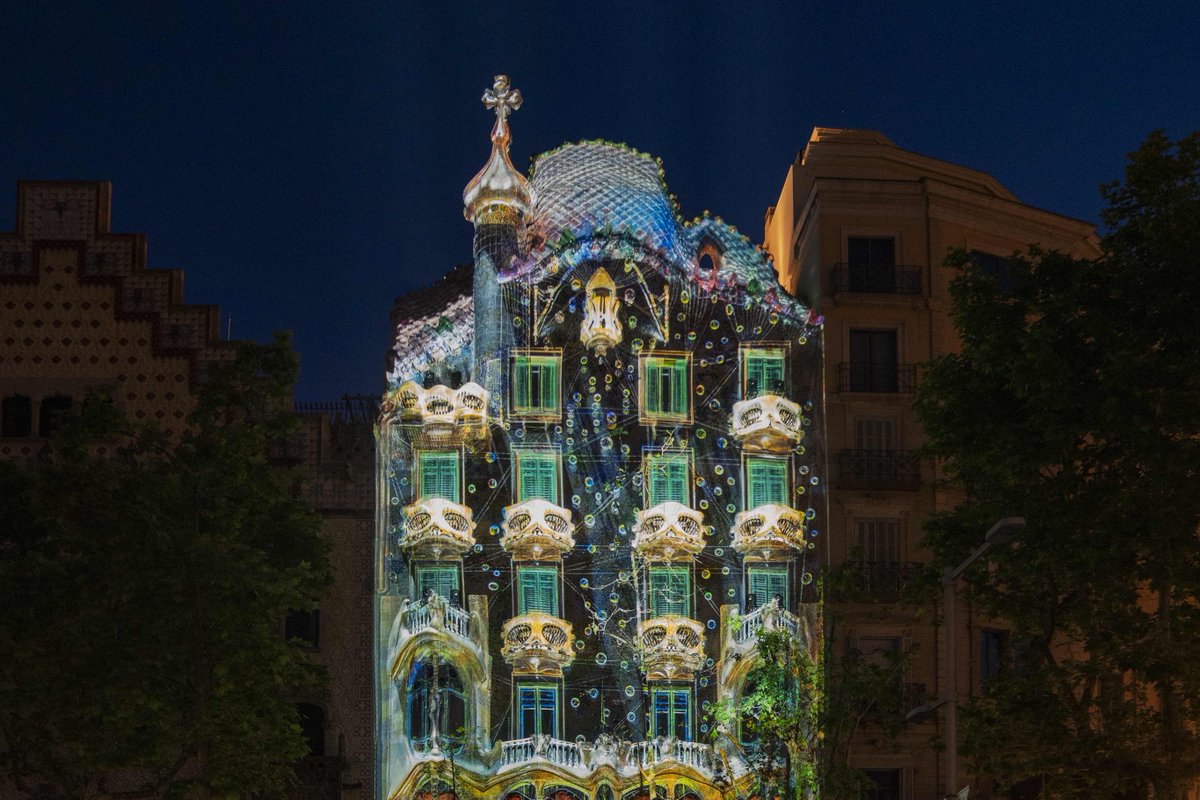 📢 El 5/05, no et perdis l'espectacle multimèdia 'Living Arquitecture' a la 📍 <a href="/CasaBatlloGaudi/">Casa Batlló | Gaudí Barcelona</a>!

👉 L'#artista Refik Anadol projectarà damunt la façana de l'edifici un mapatge inspirat en l'arquitectura de la casa #modernista.

ℹ️ via.bcn/I2ZK50NZCRJ