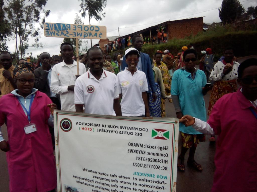 CDJI12's tweet photo. Toujours actifs dans l'esprit de l'auto promotion des jeunes, les membres de la coopérative #CDJI , en @MwaroProvince ont participé dans la célébration de la journée internationale du travail. Leurs différents projets vont sans doute contribuer au développement durable. https://t.co/lUtFkrudAO
