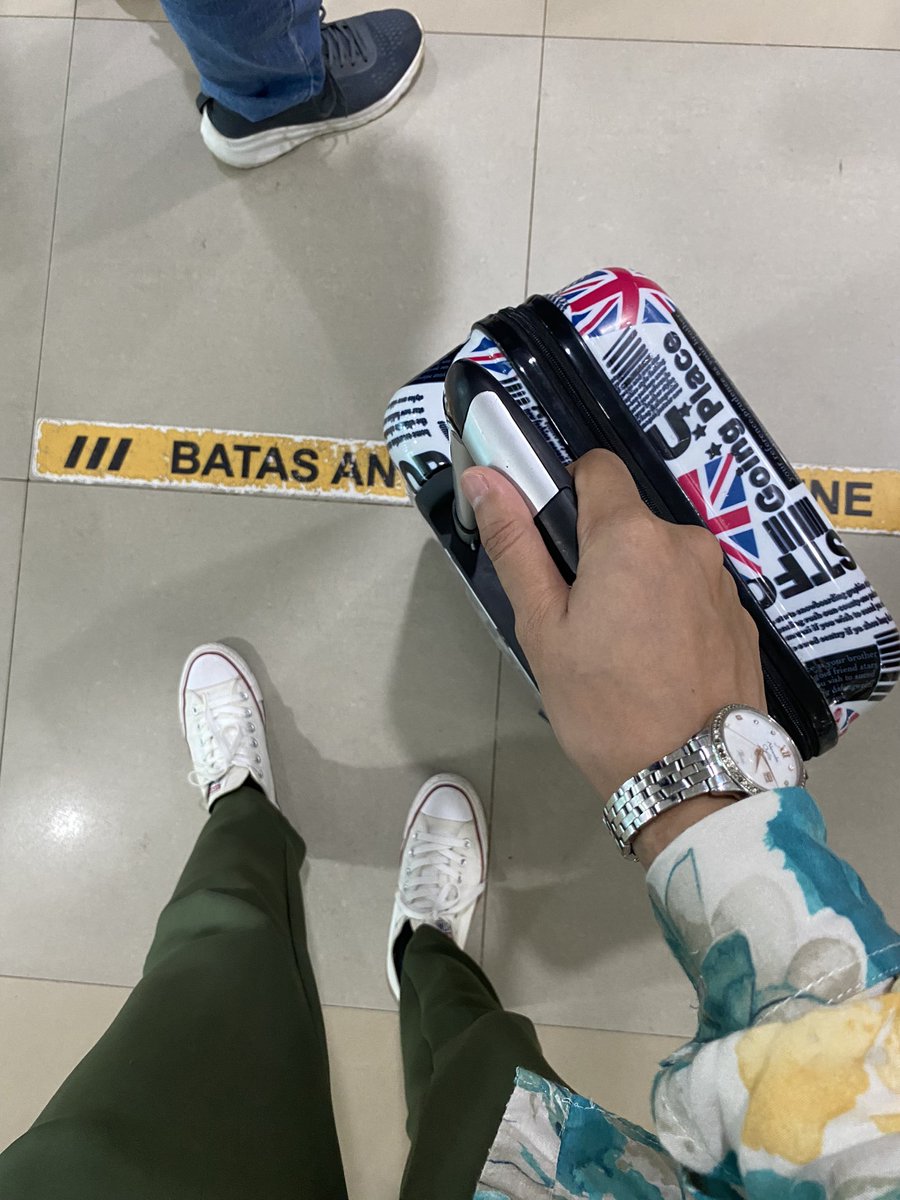hyeviie_'s tweet photo. Tahun ini sedang  menikmati masa remaja di airport dorong koper, takutnya tahun depan udah dorong stroller upsss 🙏🏻 https://t.co/OeBJ3pAMwZ