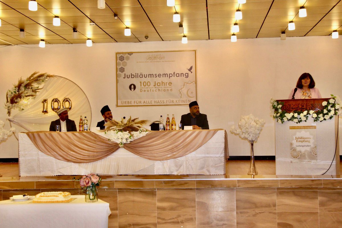 PresseAhmadiyya's tweet photo. Historischer Jubiläumsempfang der @AhmadiyyaLU mit der OB der Stadt @ludwigshafen_de  Frau Jutta Steinruck, der Beigeordneten der Stadt Ludwigshafen @BeateSteeg und vielen weiteren Gästen aus Politik Zivilgesellschaft begrüßen.

#100JahreAhmadiyyaDE https://t.co/LbYbkFBfjG