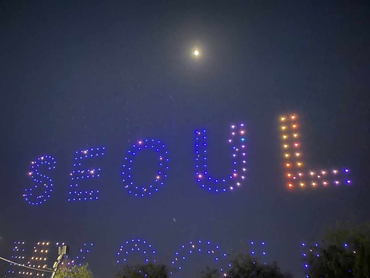 AnneKOvind's tweet image. Enjoyed the Hangang Drone Light Show tonight with thousands of enthusiastic Seoulites and visitors #seoulfesta ⁦@VisitSeoul⁩ ⁦