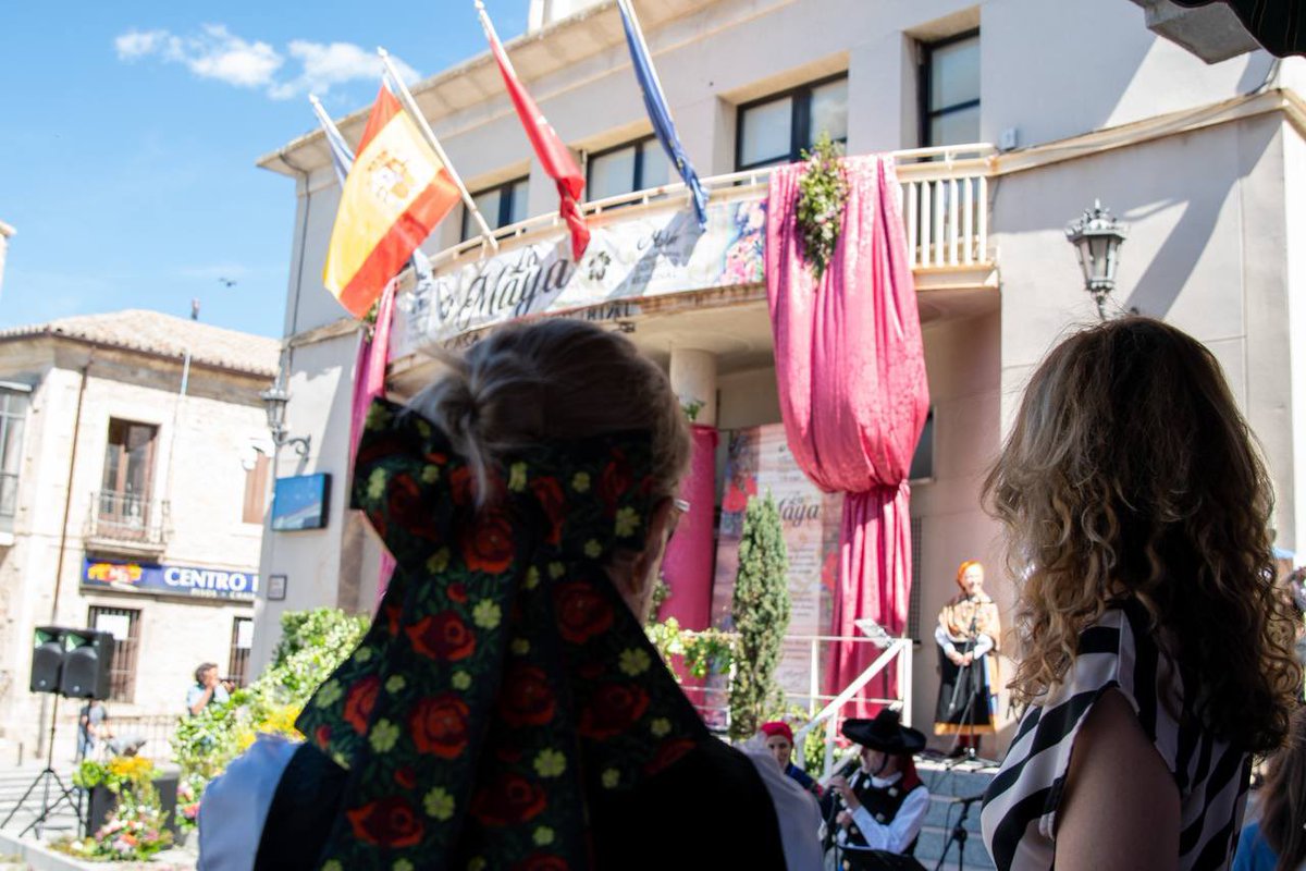 CS_Madrid's tweet photo. Hoy, 1 de mayo, se celebra en El Molar la Fiesta de La Maya, declarada de interés turístico regional.

Nuestra candidata @ArucaGomez ha acompañado a @YolandaElMolar, alcaldesa de @Cs_ElMolar .

Apostamos por la cultura como motor de crecimiento de nuestra regiones https://t.co/LPKU0sPv0n