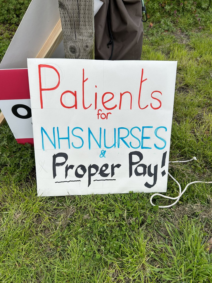 So much support from patients on the picket today! 💙

#FairPayForNursing #RCNStrikes