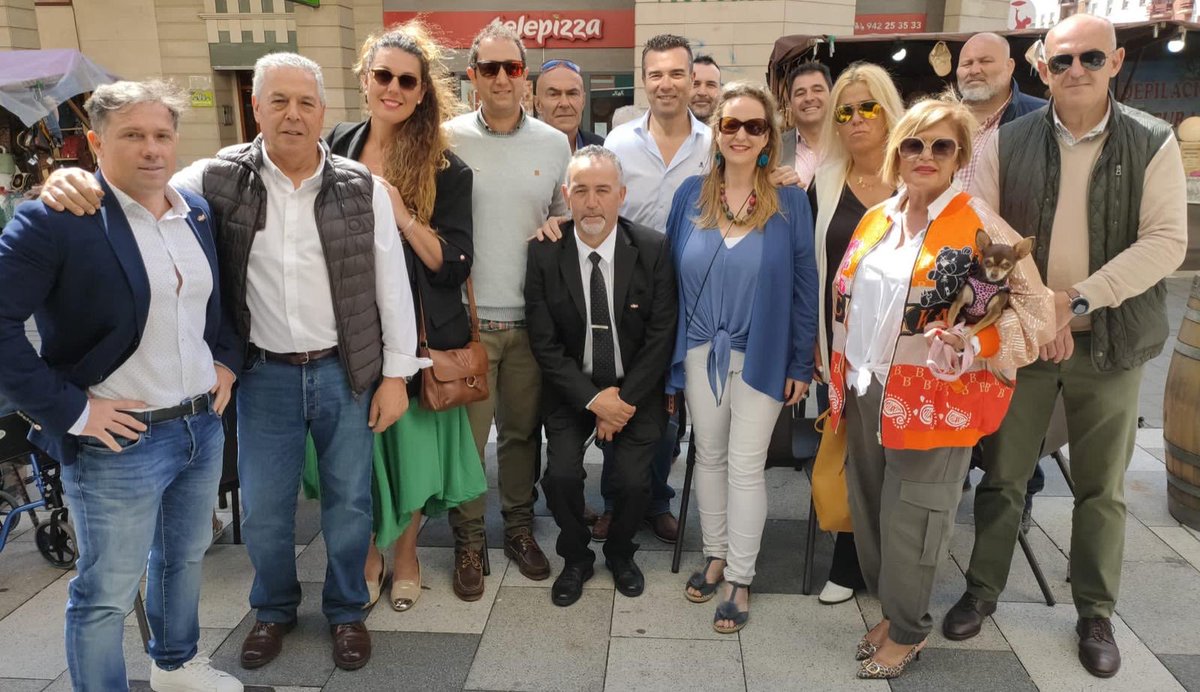 ArrontePost's tweet photo. Nuestros candidatos @LeticiaDiazR y Javier Barron junto al resto del equipo de @Vox_Camargo en las fiestas de #pedrovelarde https://t.co/DMNH6esUQl