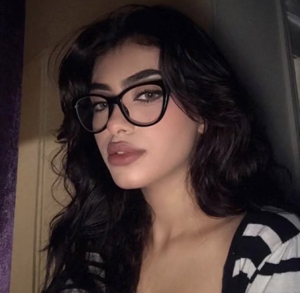 0sugr's tweet image. الي يلبسون نظارات attractive