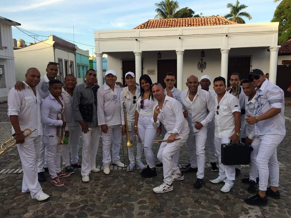 A partir de las 10 am más de una decena de orquestas ofrecerán bailables en todos los municipios granmenses.

Entre ellas  las  destacan Pupo y su Nuevo Expreso, Manolito y su Tira y Jala, El Gallo y su Orquesta, Impacto, Yakaré y Yamará.

bit.ly/3oUUbJs

#1Mayo 
#Cuba