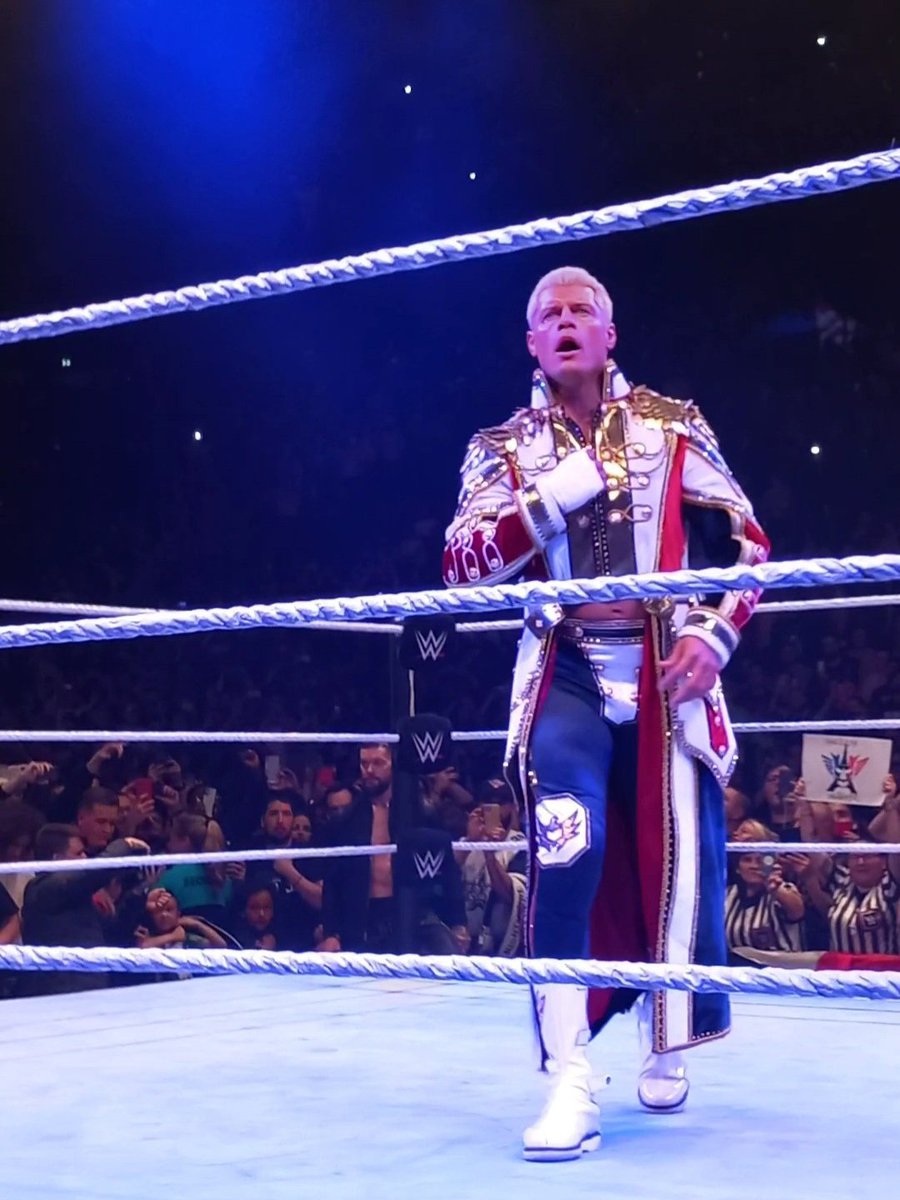 Soirée mémorable à l'Accor Arena pour le #WWEParis 🔥