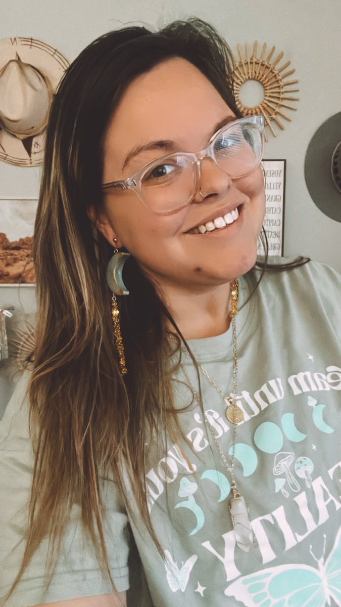 For everyone that wanted a size reference on the new earrings ✨🌙 they’re super light weight compared to the slab earrings! These will be available in several other color options as well! Each pair is uniquely different and one of a kind! No two pairs are the same!✨🌙