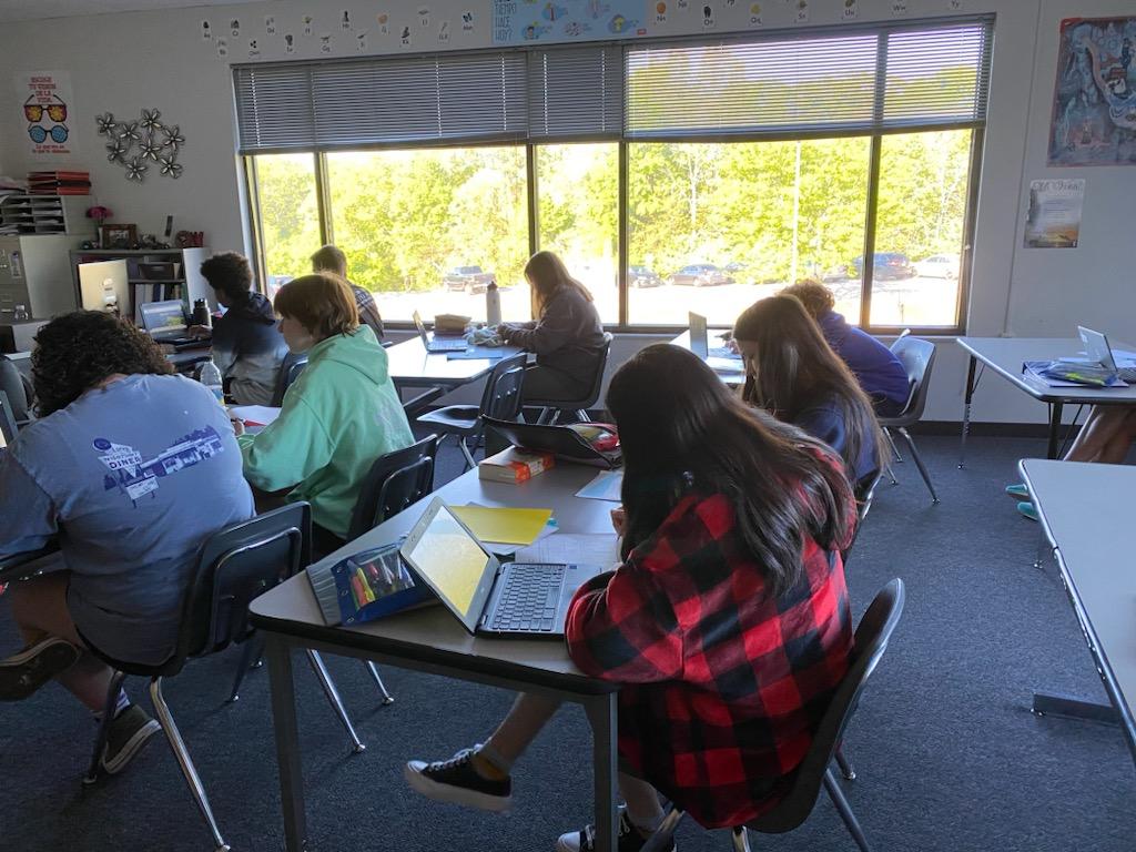 RockwoodSupt's tweet photo. Happy Monday Morning! I stopped in at Rockwood Valley Middle and found 8th grade students fully engaged across the school! Here, they are in STRETCH working on Automata workflow planning. #SafeFocusedFun https://t.co/KClCKUGf40