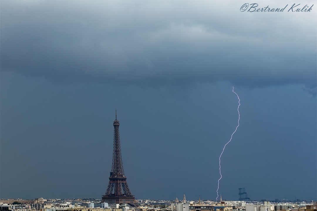 ptrenard's tweet photo. Impact de foudre au passage de la perturbation au nord de Paris. #keraunos #meteovilles #meteoparis #meteofrance #villedeparis #love #lightning #stormweather #orage #toureiffel #eiffetower #1ermaielectrique https://t.co/2IgTvKY9ft