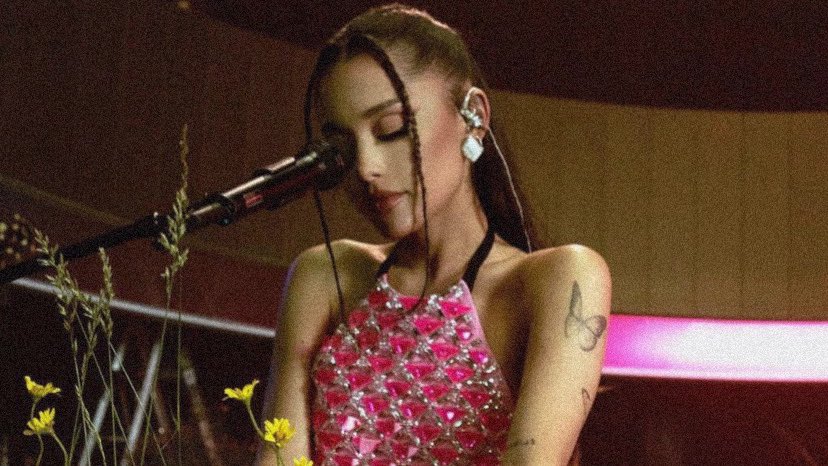 arianasoftIy's tweet photo. ariana’s vevo perfomances lives in my heart. 🤍 https://t.co/uYhNj3rbjS