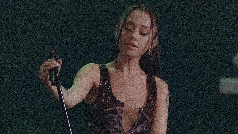 arianasoftIy's tweet photo. ariana’s vevo perfomances lives in my heart. 🤍 https://t.co/uYhNj3rbjS