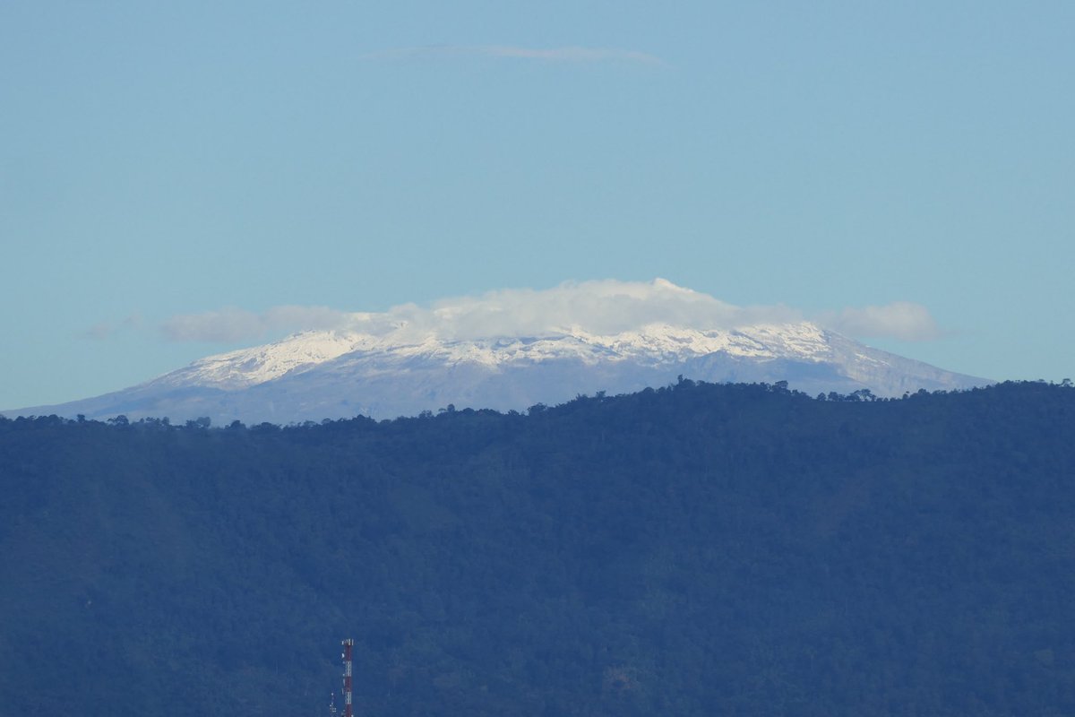 RalHernando's tweet photo. @colombia_hist #Nevados del Ruiz y del Tolima. Vista desde Mesitas del Colegio. 20230501 https://t.co/CoGheUqpU2