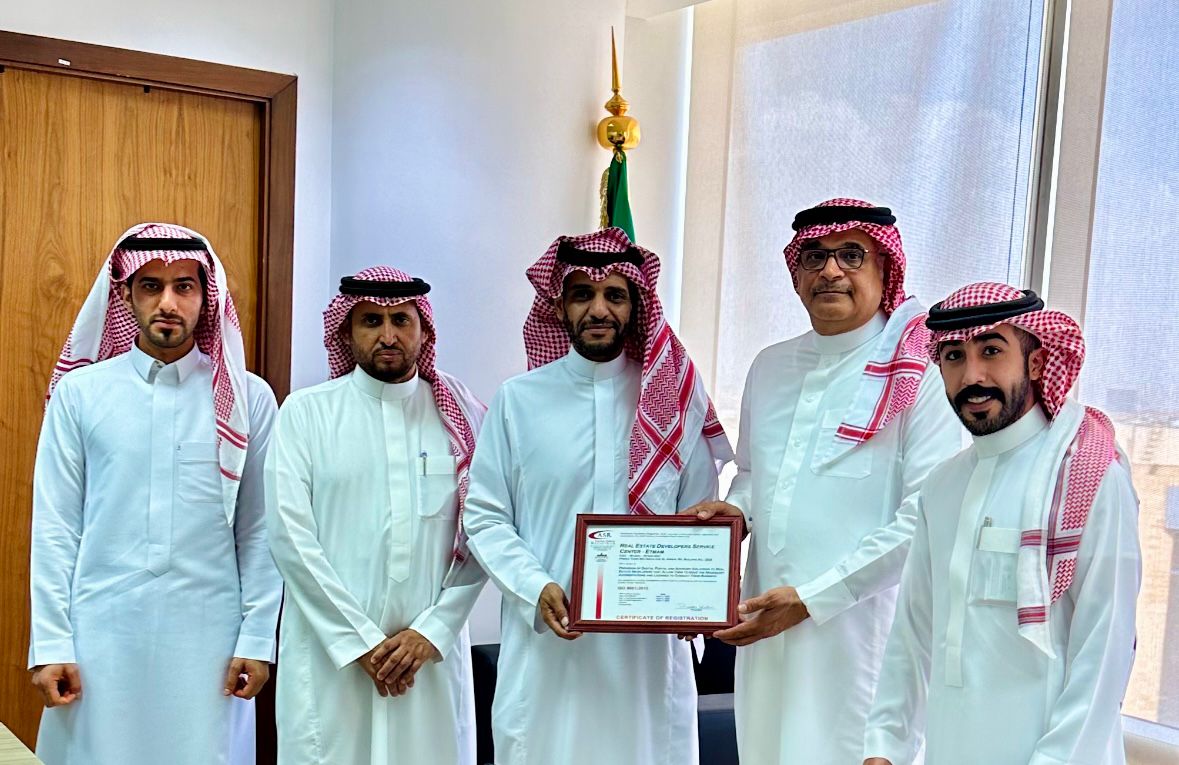 SICA_Riyadh's tweet photo. تشرف م/تركي اليامي الرئيس التنفيذي يوم امس بتسليم مساعد بن عبدالله العتيبي (وكيل الوزارة للتحول الرقمي) و (الرئيس التنفيذي لمركز إتمام) شهادة مطابقة نظام إدارة الجودة ISO 9001:2015 ، نهنئهم و نتمنى لهم مزيداً من النجاح والتوفيق 👏✨🎉

@etmam_sa https://t.co/eLX3HcKCPK