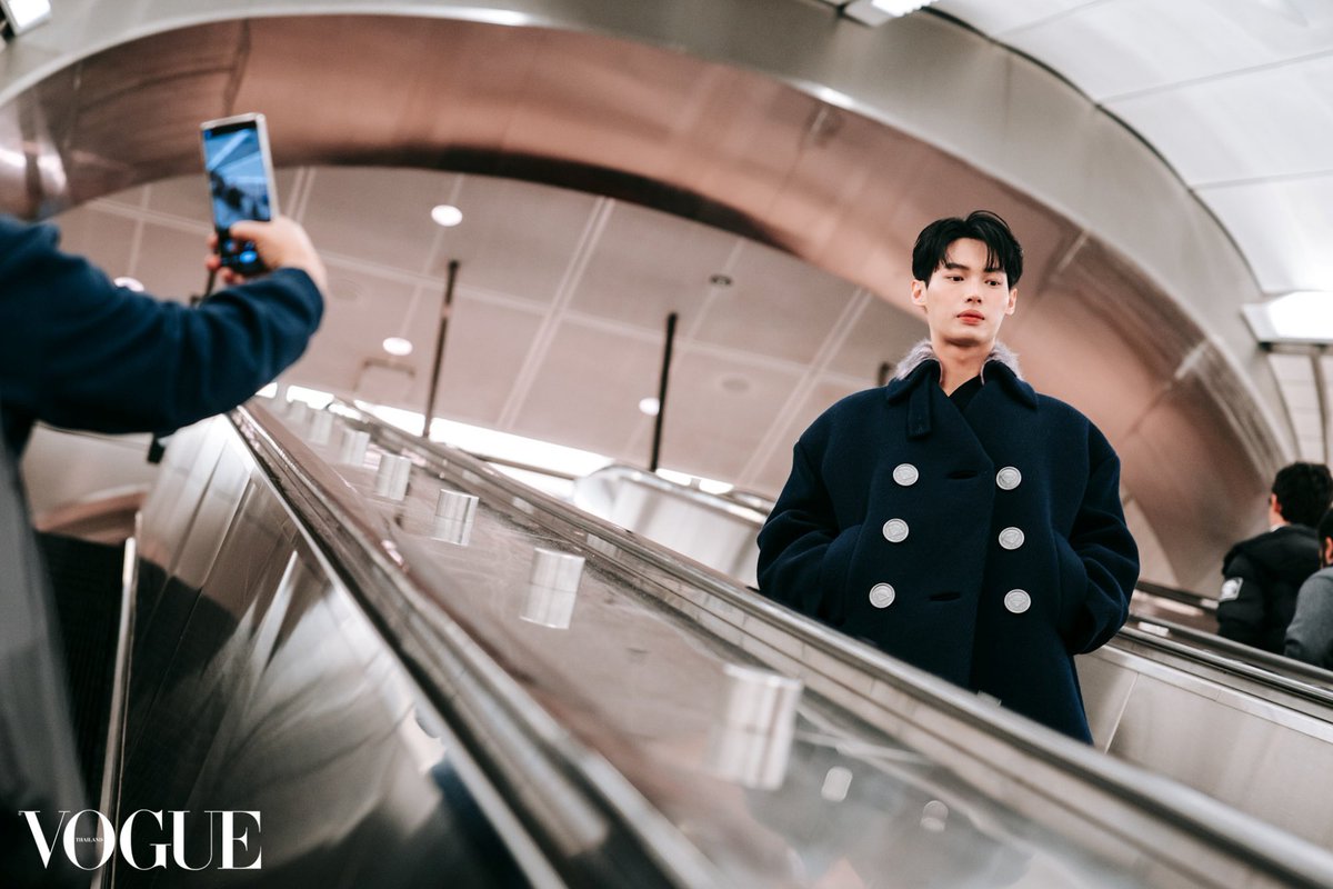 lhz990221's tweet image. 근데 비컷도 다 올렸나봐 앞에 메티윈 찍는 휴대폰이랑 메타윈이 카메라 들고있는건 애기는 예쁜데 ㅋㅋ
사진 많아서 좋다

📍 vogue.co.th/fashion/articl…

WIN AT TIFFANY LANDMARK 

#TiffanyAndCo
#TheTiffanyLandmark 
#TiffanyAndCoxWIN 
#winmetawin @winmetawin