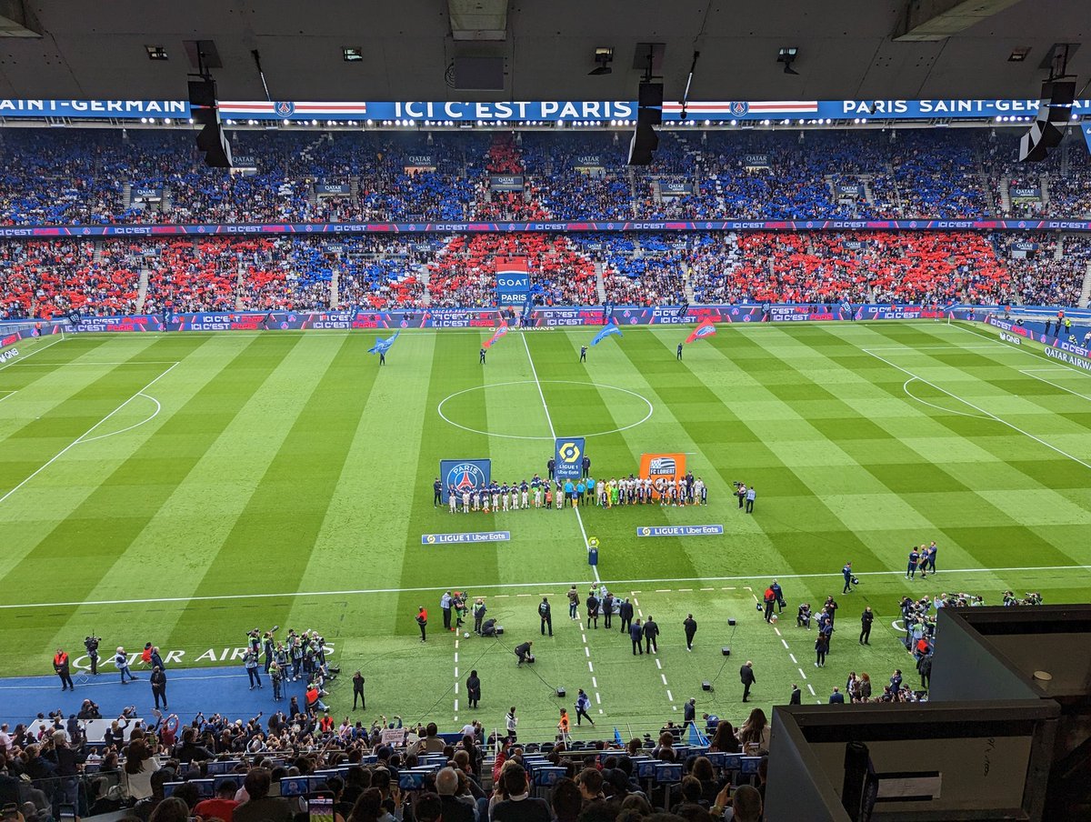 _BeFootball's tweet photo. La différence des Tifos en tribunal latéral ce week-end au Vélodrome vs au Parc 😬 https://t.co/mOy11yZ7OW