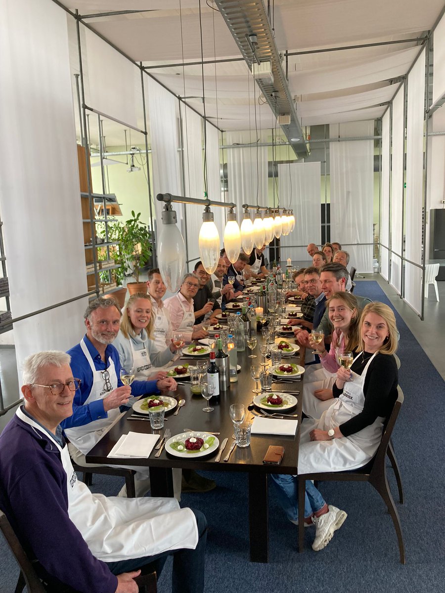 Wat hebben we weer kunnen genieten van een gezellig teamuitje.
De Stevens Van Dijck collega's gingen aan de slag in de keuken bij De Kookfabriek. 
Uiteraard werd er daarna gezamenlijk getafeld om de heerlijke gerechten te proeven.
Een geslaagde avond vol lekkers en gezelligheid