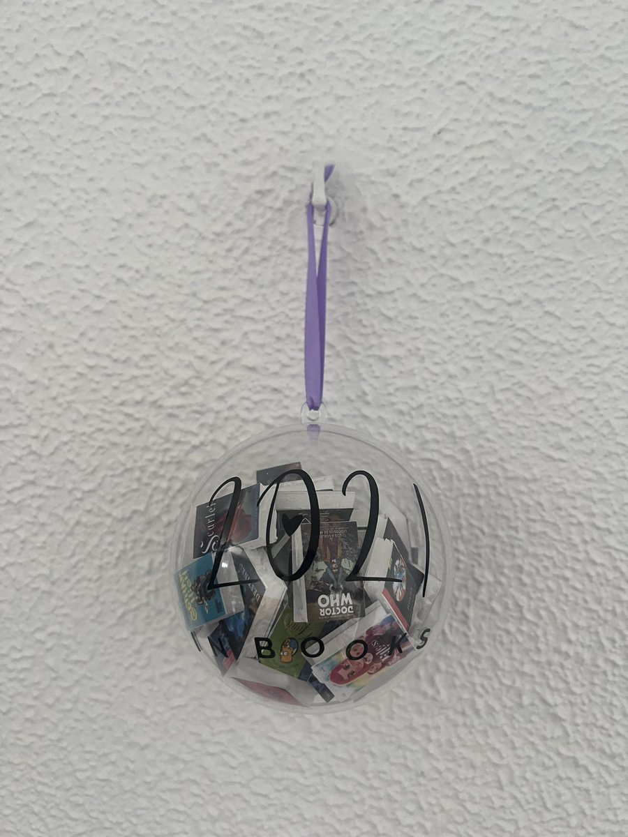 MusgoArtist's tweet photo. @Jennestudios Llego un pelín tarde y tengo esta cuenta  abandonada pero con que alguien vea lo que hago ahora me sirve.

Hago adornos con libros en miniatura dentro. Lo más habitual son los libros leídos en un año. Pero también lo hago con pelis, discos, fotos o lo que se os ocurra. 💜 https://t.co/03EmWDw3Bv