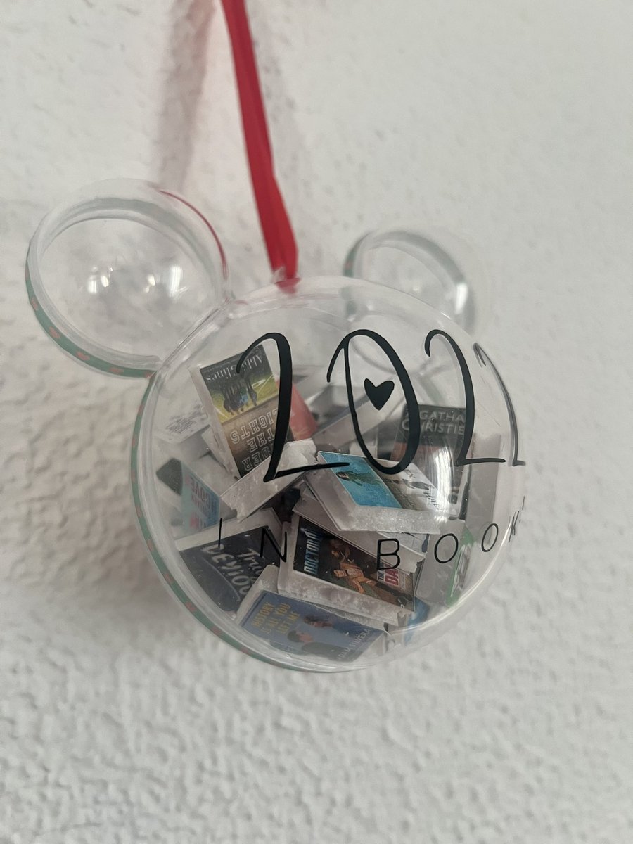 MusgoArtist's tweet photo. @Jennestudios Llego un pelín tarde y tengo esta cuenta  abandonada pero con que alguien vea lo que hago ahora me sirve.

Hago adornos con libros en miniatura dentro. Lo más habitual son los libros leídos en un año. Pero también lo hago con pelis, discos, fotos o lo que se os ocurra. 💜 https://t.co/03EmWDw3Bv