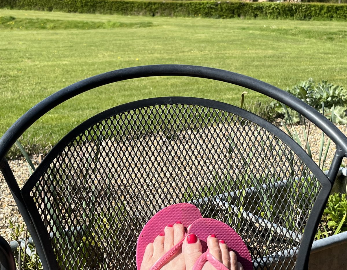countrymousie's tweet image. Sun is now shining so it's Havaianas time #inthepink   #MayDay2023