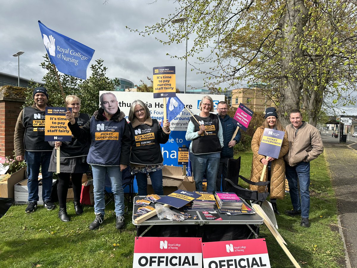 LinClarkson3's tweet photo. Supporting RCN industrial action at Hexham @RCNNorthern #RCNStrikes https://t.co/k4RRNXGUxU