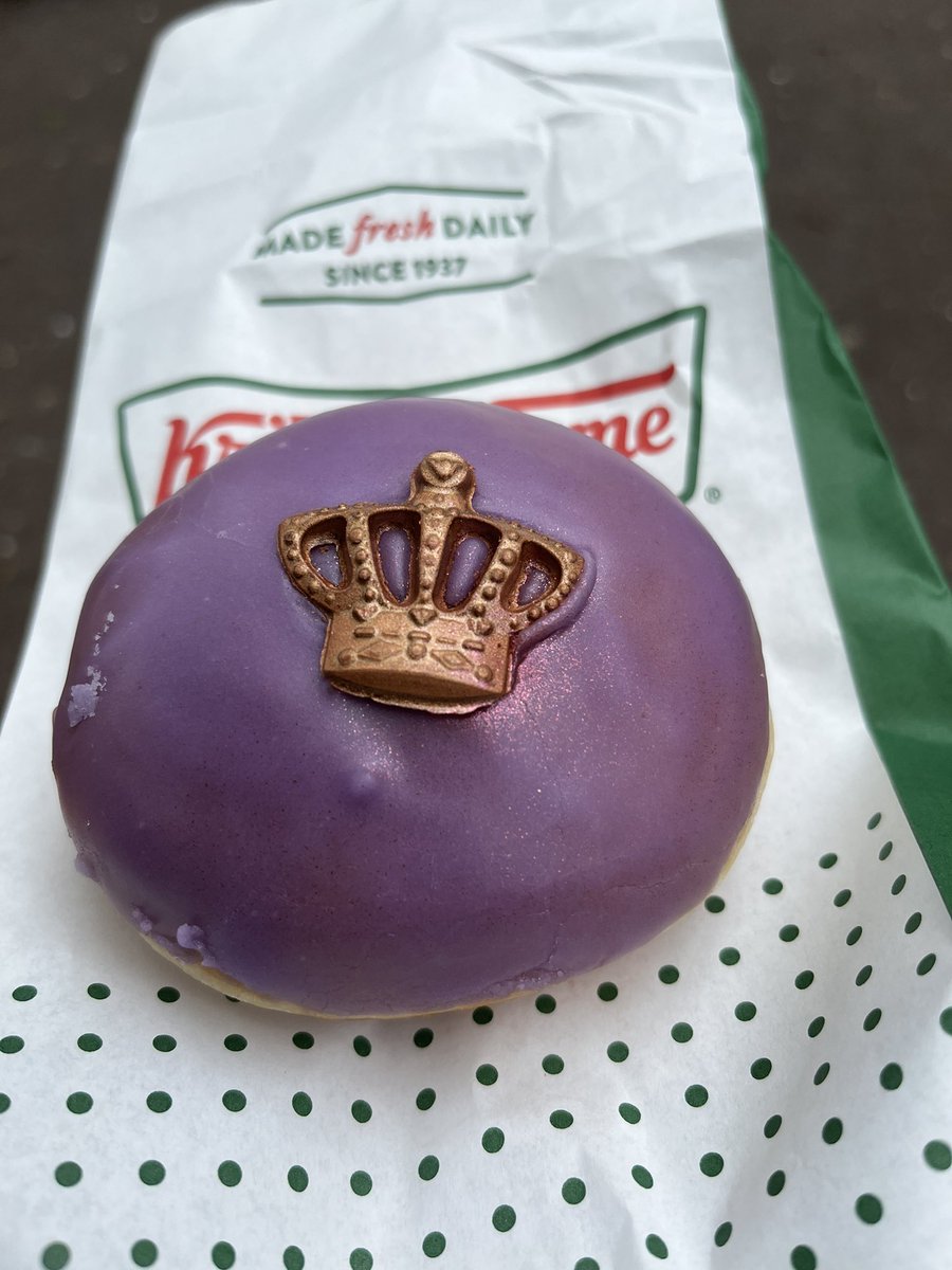 Starting the Coronation celebrations early with the <a href="/krispykremeUK/">Krispy Kreme UK</a> King’s Trifle, delicious 🥰 #vegan #coronation 🍩