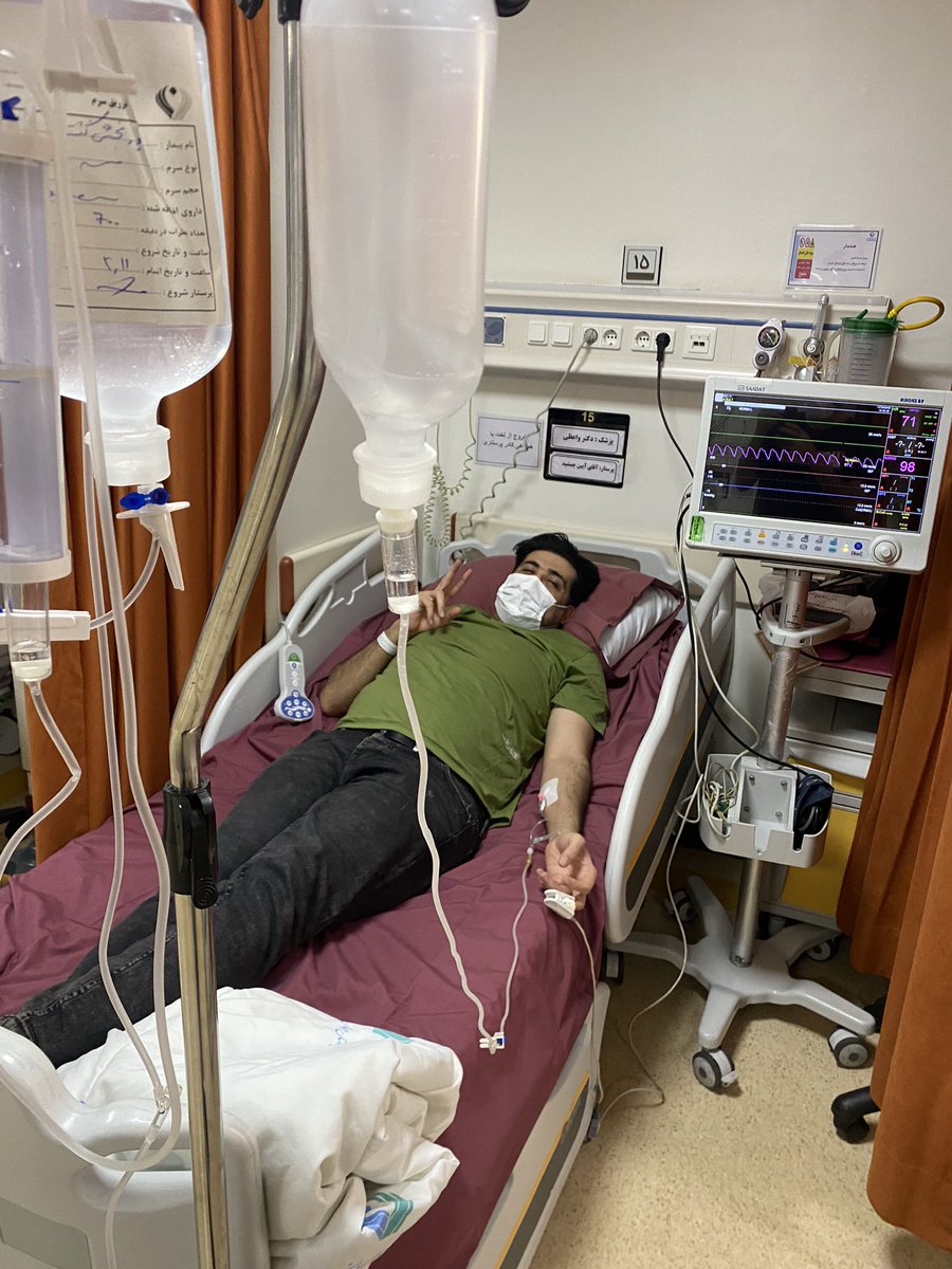 mojtabapourbakh's tweet photo. برای تزریق داروهای شیمی درمانی توی رگ یک پورت کار میزارن که داروها تزریق بشن در یک دوره … امروز  متصدی پذیرش که خیلی هم مهربون بود با خجالت گفت اگه پورت بخوای بزارید ۱۲ میلیون تومن هزینشه  🤦🏻یعنی ۳۰ میلیون دارو شیمی درمانی رو با بدبختی پیدا کن تازه موقع تزریق هم کلی پول باید بدی https://t.co/NOQjYaa2rA
