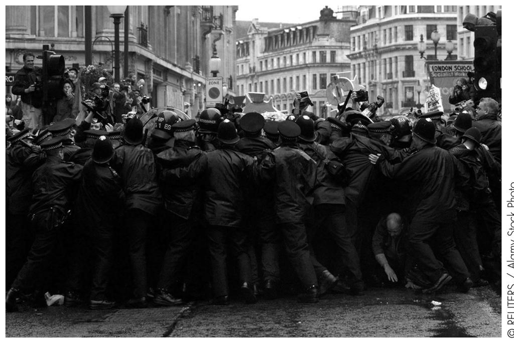 #OTD at May Day 2001 protest police use mass Kettling for the first time. 3000 held without access to water or toilets. 
The police refused to recognise Kettling as a term.
Read Charged How the Police Try to Suppress Protest. versobooks.com/books/3977-cha…