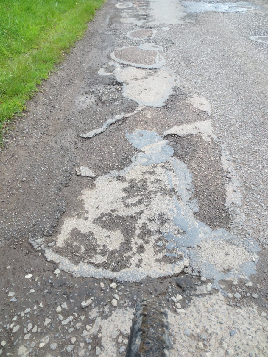 dmsk1313's tweet photo. @DundeeSat @DickWinchester "The UK... doubling down on building ERS systems" 😂

Your local authority throwing gold at clownshoes to wreck roads by "repairing" them 😂 https://t.co/iP7J3eHmb0