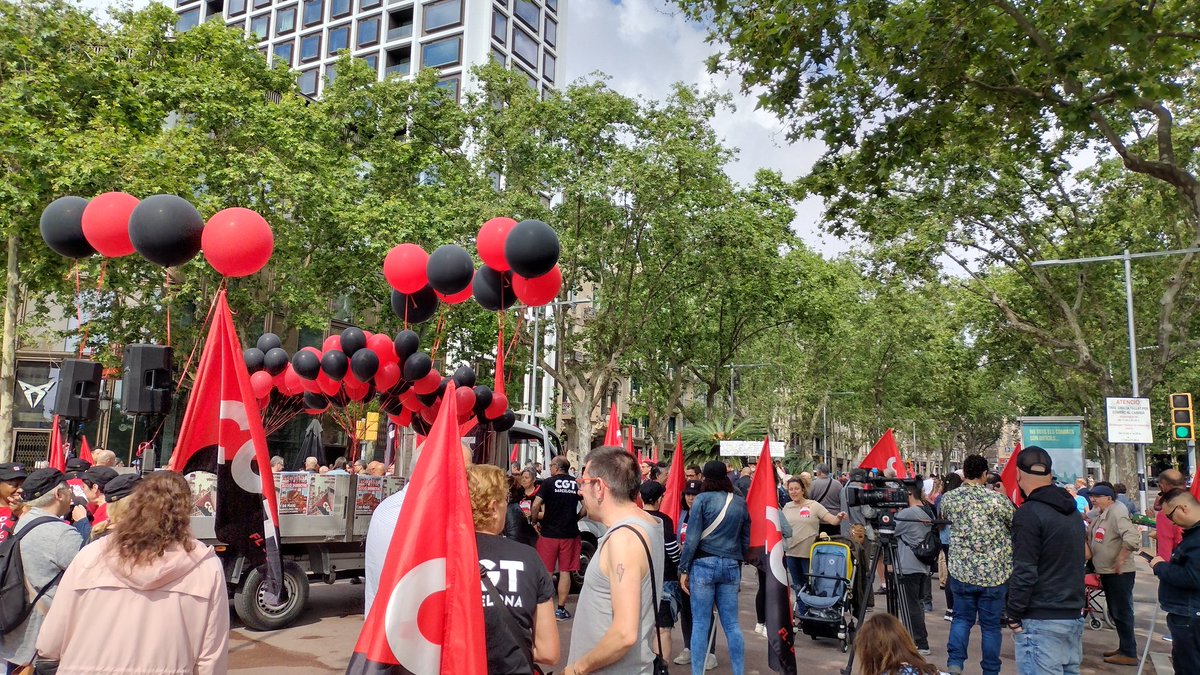 CGTBarcelona's tweet photo. #1maig23 @CGT #Barcelona: Contra la pujada asfixiant de preus. #AccioDirecta! 
#salariosdignos #pensionespublicas🔴 https://t.co/Uazaote7Do