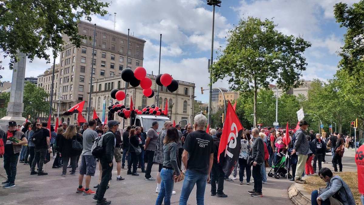 CGTBarcelona's tweet photo. #1maig23 @CGT #Barcelona: Contra la pujada asfixiant de preus. #AccioDirecta! 
#salariosdignos #pensionespublicas🔴 https://t.co/Uazaote7Do