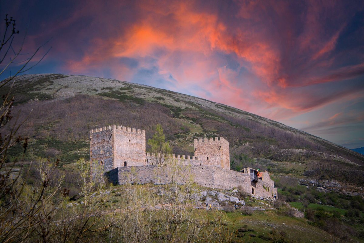 ¡Feliz 1 de mayo! 🎉 En este Día del Trabajo, el castillo abre sus puertas de 10:30 a 14 y de 16 a 18:30h. Te esperamos para que disfrutes de un día lleno de historia 🏰

📸 Oscar Jorrín

#castillodeargüeso #campoodesuso #1demayo #díadeltrabajo #turismocantabria #cantabriarural