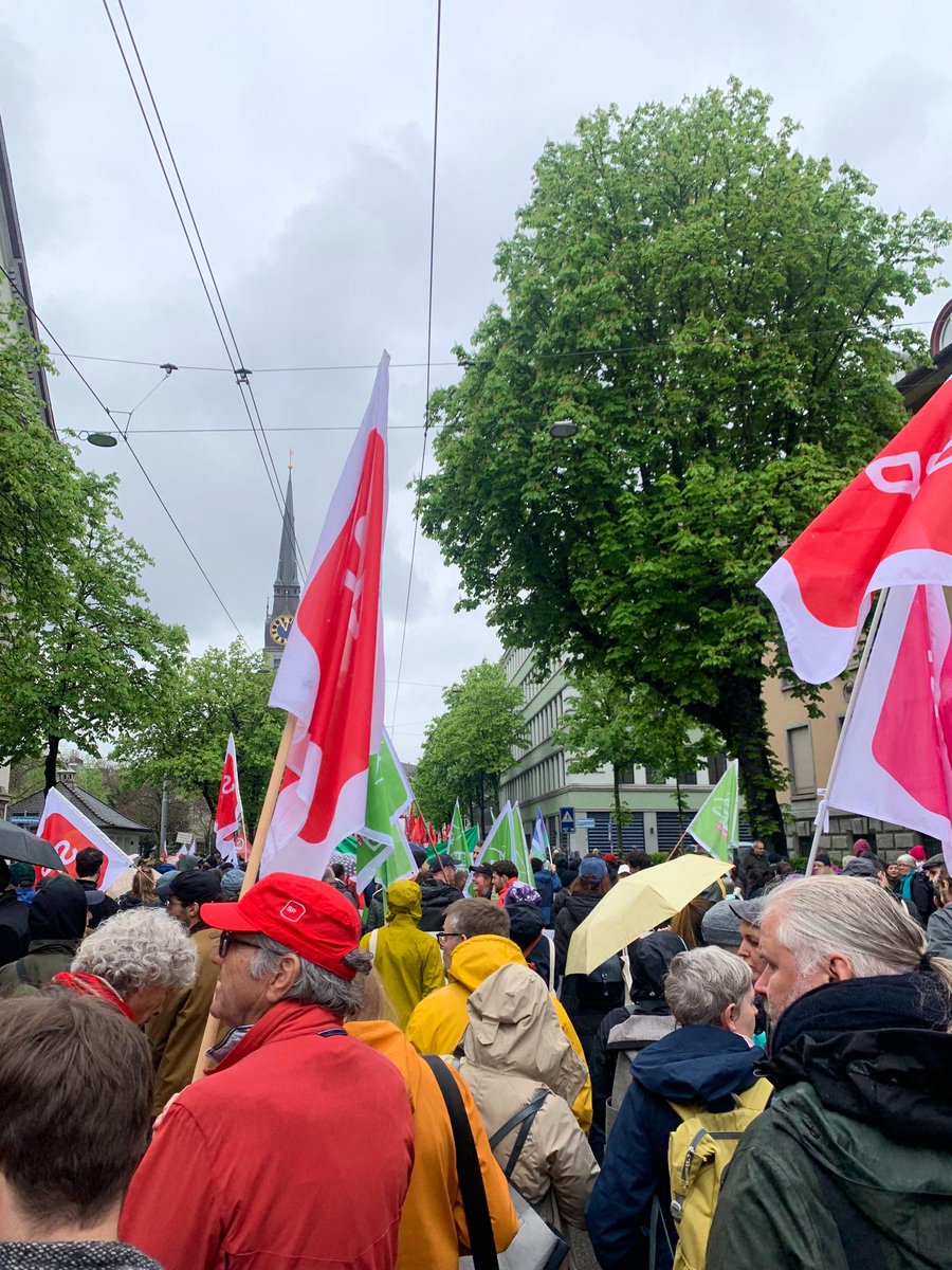 Heraus zum 1. Mai auf die Strassen von Züri mit Grüssen an alle Sozis🌹💪

#erstermai #tagderarbeit #1Mai #1MaiZH #1Mai2023