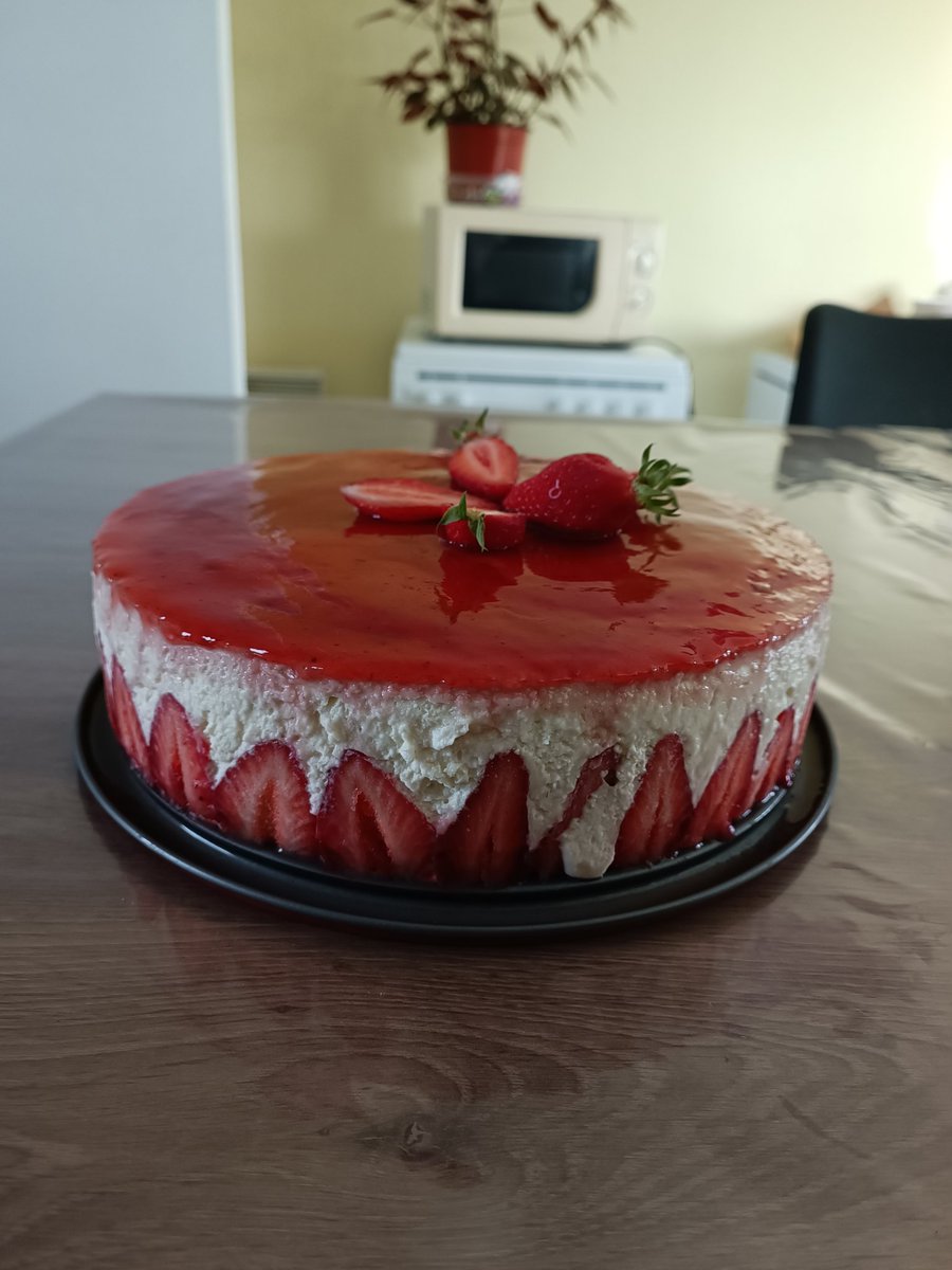 Maxouks's tweet photo. Combien sur 20 en esthétique le gâteau dma daronne pour l'anniv du daron ? https://t.co/cShmLD2GjV