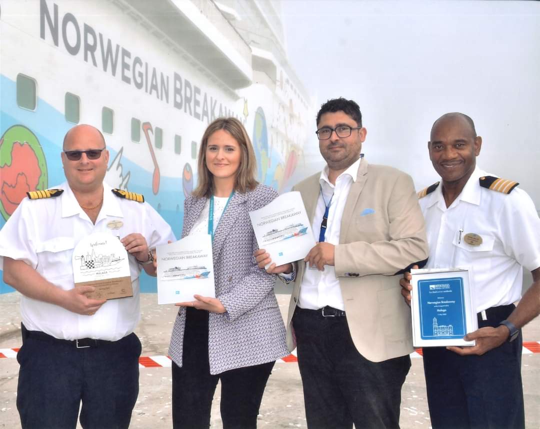 decruceros's tweet photo. Hoy tenemos en Málaga atracados a dos espectaculares cruceros, Odisey of the Seas y a NCL Breakaway, durante el día os subiremos fotos de sus interiores. Málaga sin duda es uno de los puertos preferidos por los cruceristas.
@malagaport @cruceros_malaga @RoyalCaribbean #cruceros https://t.co/8ihwuF4pdo