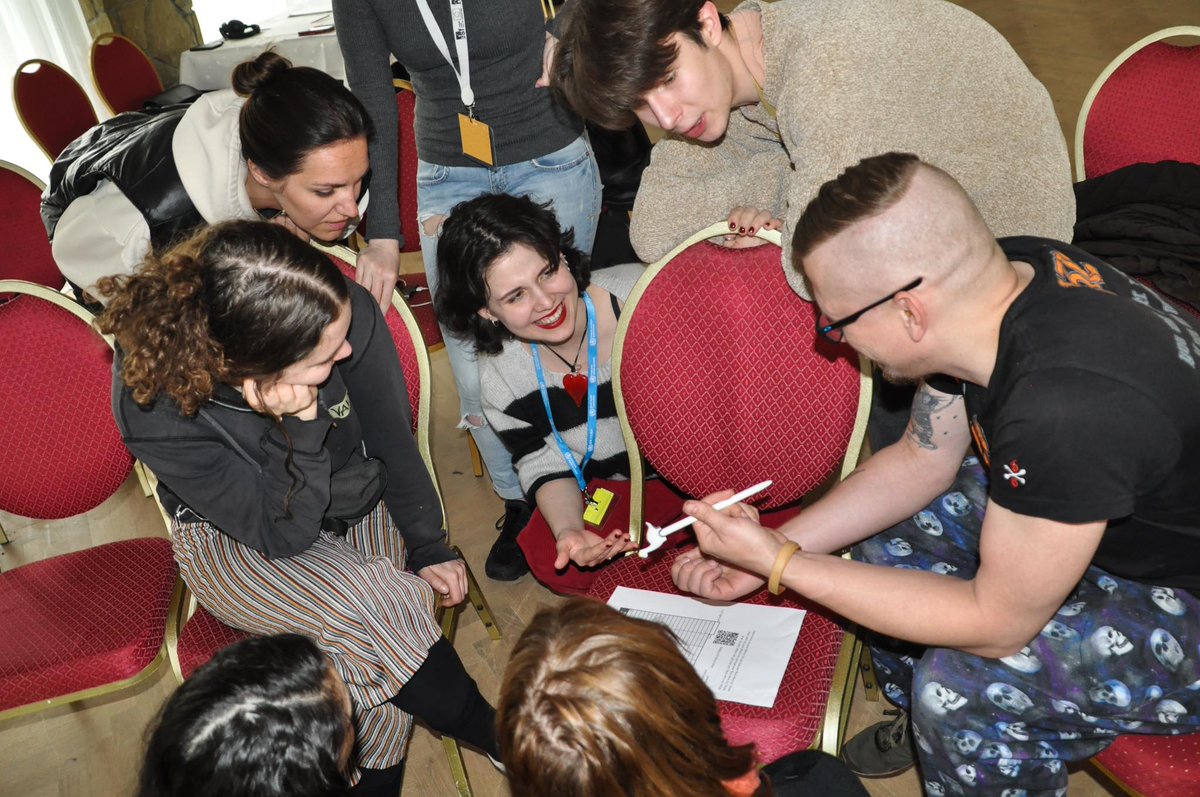 NESEHNUTI's tweet photo. 🧐Jak naložit s extrémně omezeným přísunem energie si na klimatickém barcampu v Polsku vyzkoušeli účastníci*ice v rámci experimentálního workshopu Darji Lazarievy z ukrajinské organizace Ekodia.
#cestaproukrajinu
#cestaproklima
#cestainiciativy
#akceproklima https://t.co/7bajJLoZUV