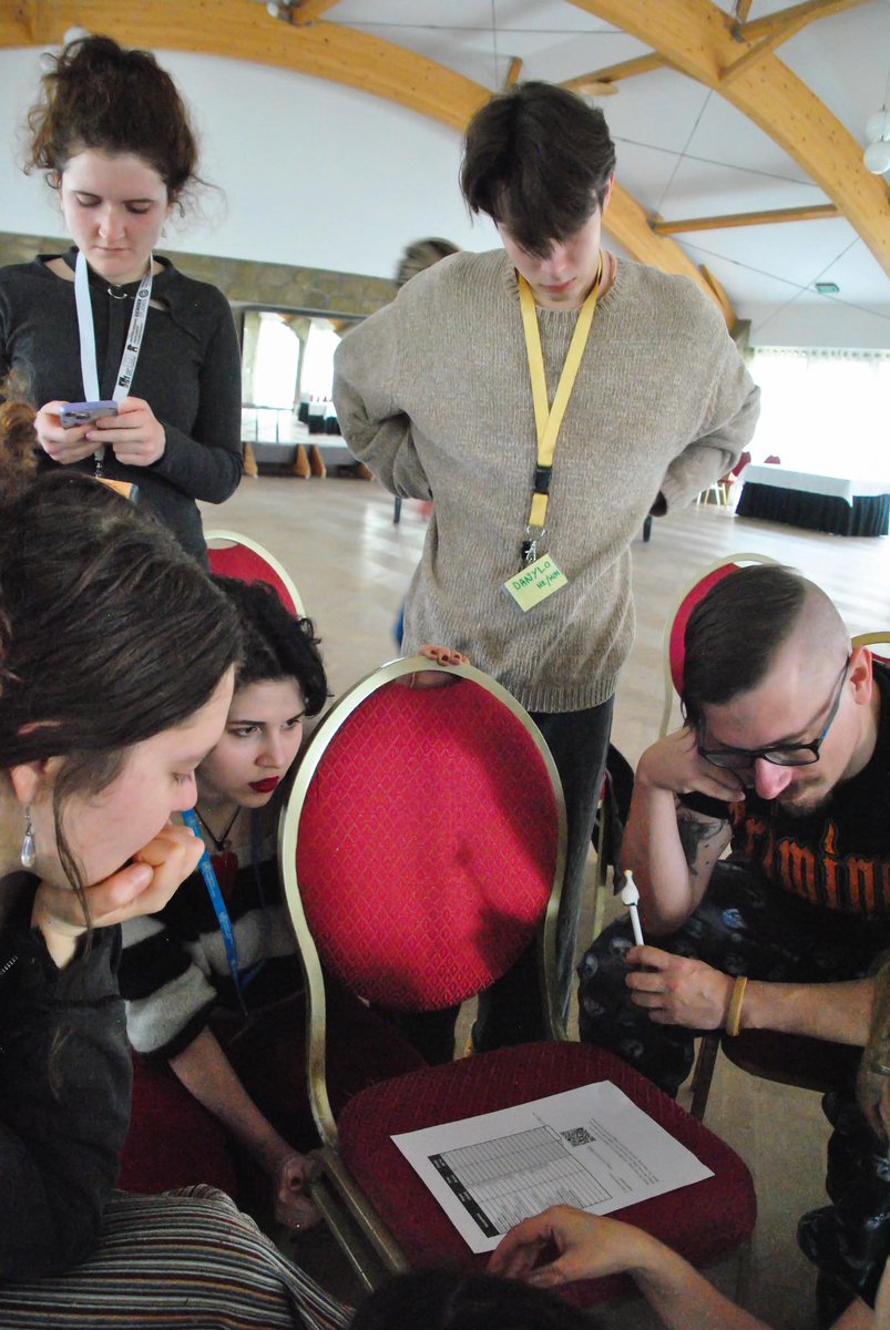 NESEHNUTI's tweet photo. 🧐Jak naložit s extrémně omezeným přísunem energie si na klimatickém barcampu v Polsku vyzkoušeli účastníci*ice v rámci experimentálního workshopu Darji Lazarievy z ukrajinské organizace Ekodia.
#cestaproukrajinu
#cestaproklima
#cestainiciativy
#akceproklima https://t.co/7bajJLoZUV